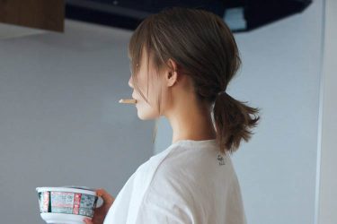 篠原みなみ、パンイチでカップ麺待つ「休日の私」