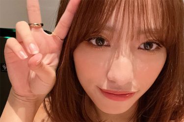 高梨瑞樹、気になる隙間とピースサイン