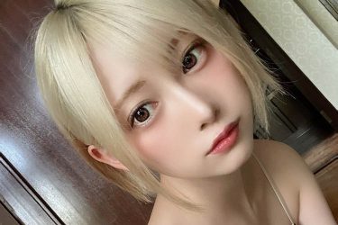 篠崎こころ、ツルツル神ボディの美谷間