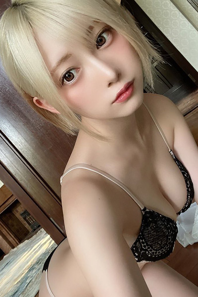 篠崎こころ、ツルツル神ボディの美谷間の画像2