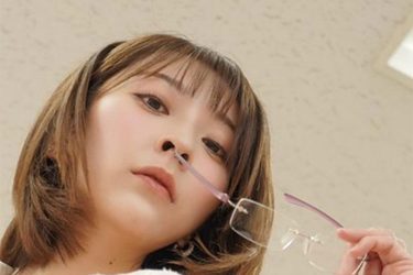 緒方咲、刺激的な女教師風グラビア