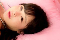 永瀬永茉、桃色のベッドショット