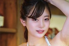 佐野なぎさ、三角ビキニからあふれる曲線美