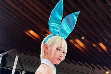 篠崎こころ、網タイツ×美ヒップバニー