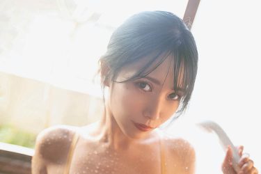 JILL、水滴に彩られたグラマラスボディ