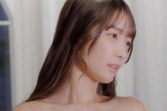 天羽希純、脱ぎかけの絶妙チラリ