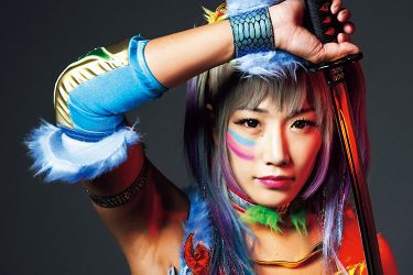 ウナギ・サヤカ、極彩色に翔ける1st写真集『極彩人』では超貴重オークション＆激レア関連アイテムも