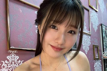 原つむぎ、水着からムニュっとこぼれる柔バスト