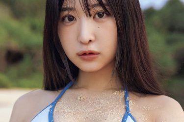 真島なおみ、砂だらけのバストをムニッ