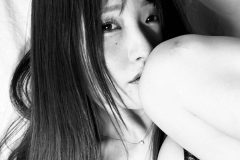 原つむぎ、モノクロショットで大人の色気