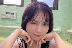 桃月なしこ、入浴中のウィンク美女