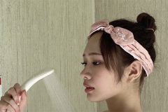 白川のぞみ、手ブラでシャワー