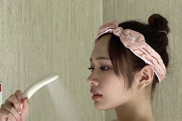 白川のぞみ、手ブラでシャワー