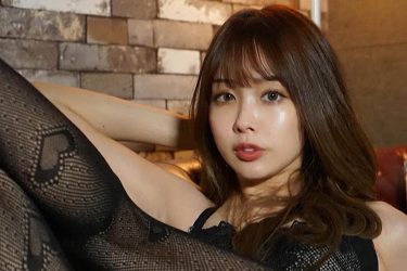 三島奈々、刺激的な破れタイツ