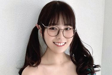 東雲うみ、可愛すぎる「眼鏡ズレ」で大開放