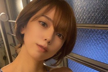 絃花みき、圧巻の美谷間と美貌