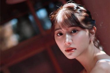 斎藤恭代、光り輝く純白美女