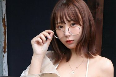 日向葵衣、メガネっ子のボイン