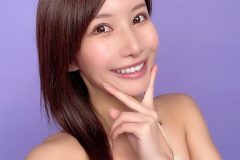 琴井ありさ、微笑みピースの美谷間