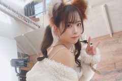 紅羽りお、ペロンと丸出しキツネ美女