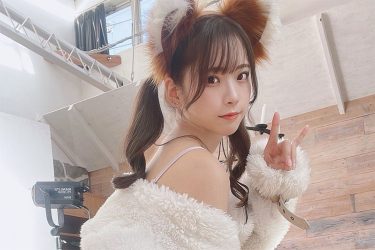 紅羽りお、ペロンと丸出しキツネ美女