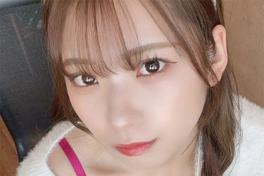 紅羽りお、ニット引っ張り…大胆な胸元