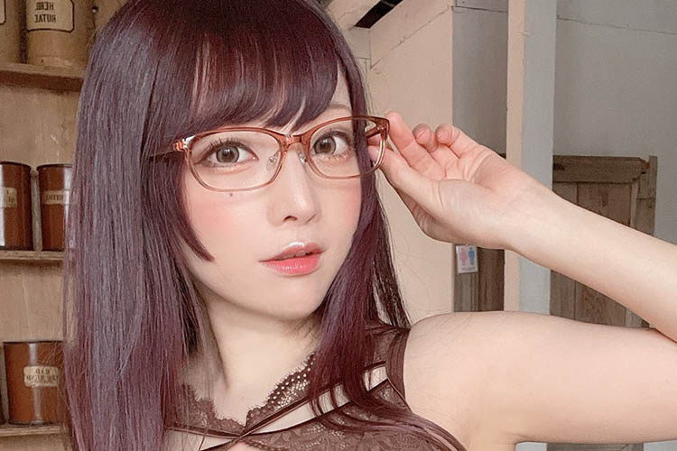 宮本彩希、キュートなメガネとダイナマイトボディの画像1