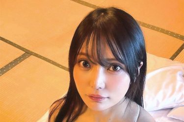 似鳥沙也加、布団に包まれた艶ボディ