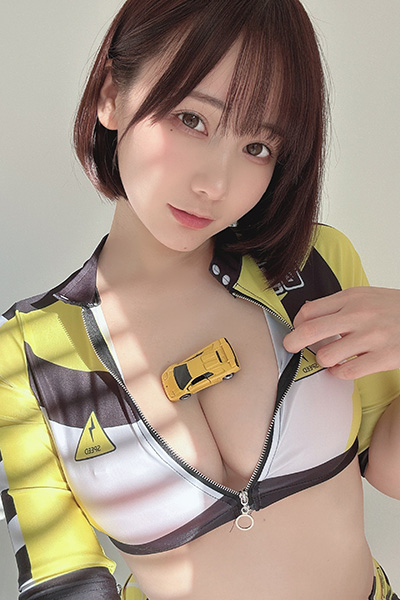 けんけん、山脈のような胸元にミニカーの画像2