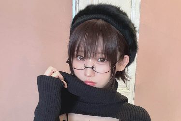 えなこ、ニットたくし上げ「すごいデザインの下着」