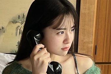 西野夢菜、強めの美貌と黒電話