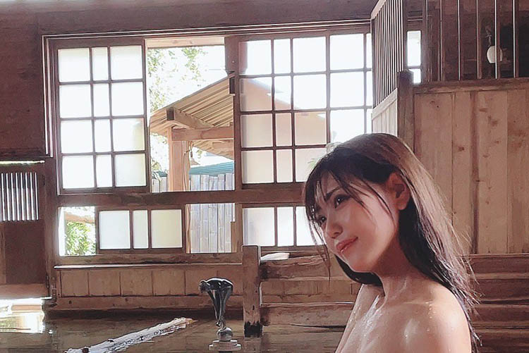 篠原冴美、混浴温泉でタオル一枚の入浴姿の画像1