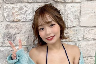 和地つかさ、ビキニからはみ出す国宝級バスト