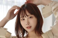 非公開: 日向葵衣、ゴールドビキニで大開放