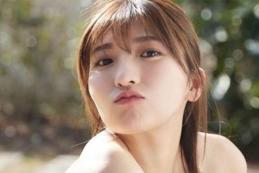 三田悠貴、ポロリ寸前のムニッと開脚