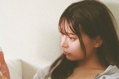 似鳥沙也加、ノーブラで読書