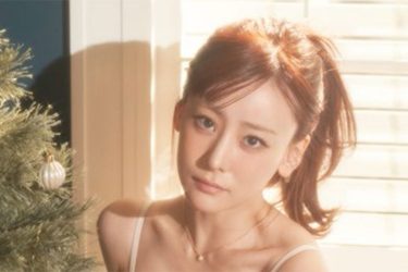 福岡みなみ、ツリーと絶品ボディ