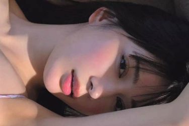 雪平莉左、深い渓谷のような美谷間