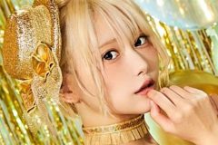 篠崎こころ、ポップなゴールドグラビア