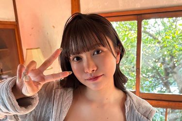 鈴木聖、水着からあふれそうなボリューミーバスト