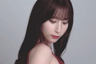 紗愛、パンスト半脱ぎの艶ヒップ