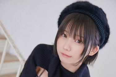 えなこ、ほぼ丸出しのニット姿