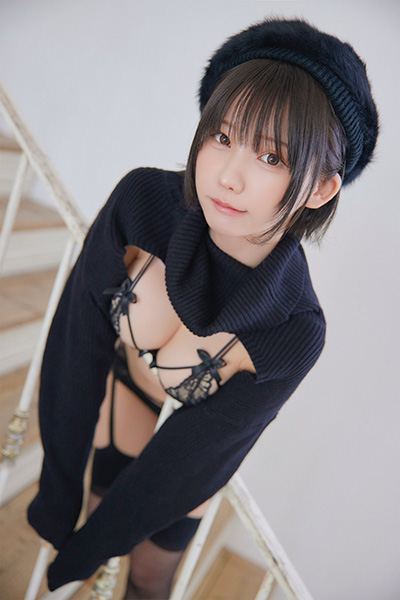 えなこ「ほぼ丸出し」のニット姿の画像2