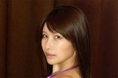 琴井ありさ、パープルビキニの桃ヒップ