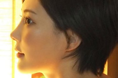 山本ゆう、薄明りで輝くボディライン