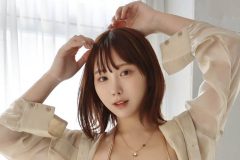 日向葵衣、大胆な「ハミパイ」ショット