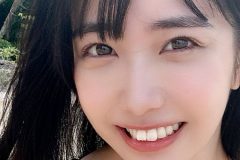 天羽希純、最強ガールのスマイル前屈み