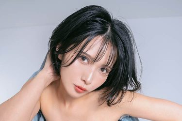 JILL、妖艶な美谷間で仕事始めを応援
