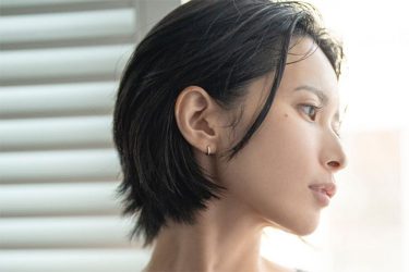 JILL、汗ばむデコルテと横顔