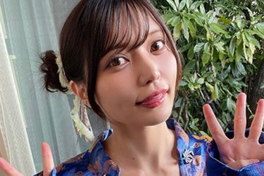 似鳥沙也加、チャイナ団子の艶谷間